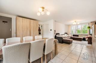 Bent u op zoek naar een ruime gezinswoning in Wielsbeke met veel mogelijkheden? Dan is deze woning in de Reynaertstraat 2 zeker een bezoek waard. Met maar liefst 6 slaapkamers, een garage, oprit en aangename tuin biedt deze eigendom alle ruimte voor een groot gezin, thuiswerk of een interessante investering.Via de inkomhal komt u terecht in de lichtrijke leefruimte, gevolgd door de keuken met zicht op de tuin. Op het gelijkvloers bevinden zich daarnaast een praktische wasplaats, berging en inpandige garage. Verder is er een extra kamer die perfect kan dienen als slaapkamer, bureau of hobbyruimte. De badkamer is eveneens op het gelijkvloers gelegen en uitgerust met een ligbad, douche, lavabo en toilet.De verdieping telt vijf volwaardige slaapkamers. Samen met de extra kamer op het gelijkvloers beschikt de woning over in totaal zes slaapkamers, ideaal voor wie op zoek is naar veel woonruimte.Buiten geniet u van een aangename tuin met terras. De woning beschikt bovendien over een oprit en een praktische zijtoegang.Extra troef: de woning is momenteel verhuurd, wat dit pand ook interessant maakt voor investeerders die op zoek zijn naar een eigendom met onmiddellijk rendement.Troeven✓ 6 slaapkamers✓ Extra slaapkamer/bureau op het gelijkvloers✓ Garage en oprit✓ Tuin met terras✓ Praktische indeling✓ Momenteel verhuurd✓ Interessant voor investeerders✓ Centrale ligging in WielsbekeInteresse? Contacteer ons via luna@immobeguin.be voor meer informatie of een bezoek.