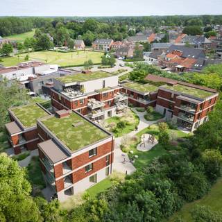 Ontdek de gloednieuwe residentie ZuiderPoort, in het hart van Meerhout. Dit project telt 16 BEN-appartementen met 2 of 3 slaapkamers, ontworpen voor een optimaal woon- comfort. Heerlijk rustig wonen, en toch overal dichtbij. Ervaar het zelf!<br /><br />ZuiderPoort is gerealiseerd op de historische locatie van ‘De Gouden Leeuw’, op slechts vijf minuten wandelen van de markt. In het centrum van Meerhout vind je alle voorzieningen: winkels en horeca, 2 basisscholen, de markt op donderdag en de gemeentediensten. Heel aantrekkelijk als je niet in een drukke stad wil wonen en toch alles binnen handbereik wil hebben.<br /><br />Energiezuinig? Absoluut! Alle woonunits van ZuiderPoort beschikken over vloerverwarming aangesloten op een individuele warmtepomp, waardoor je woning ‘bijna-energieneutraal’ (BEN) is. Dit is niet alleen goed voor het milieu, maar ook voor je portemonnee. In ZuiderPoort houd je je energiekosten moeiteloos onder controle.<br /><br />De oude naam voor Meerhout is Maereholt, en dat betekent letterlijk ‘meer bos’ of ‘moerassig bos’. Het verbaast dan ook niet dat Meerhout bekendstaat om een groene en landelijke omgeving, waar het heerlijk wandelen en fietsen is. Ontdek natuurgebieden zoals de Meerhoutse Heide, of fiets langs het kasteel van Meerhout.<br /><br />Wenst u graag meer info? Vraag dan snel uw bezoek aan!<br /><br />De verkoop geschiedt onder registratierechten op het grondaandeel (12%) en BTW (21%) op het constructieaandeel. Parking en berging verplicht bij aan te kopen.