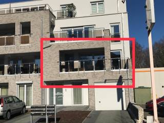 <p><strong>Ruim recent nieuwbouwappartement met 2 slaapkamers en zonnig terras op centrale ligging te Mechelen</strong><br /><br /><strong>huurprijs: €1.250 / maand I vaste kost: €50 / maand </strong><br /><strong>beschikbaarheid: september 2026</strong><br /></p><p>Op een uitstekende en centrale ligging bevindt zich dit ruime recente nieuwbouwappartement van maar liefst <strong>115 m²</strong>. Dankzij de vlotte verbinding naar het centrum van Mechelen, de vaartdijk, de nabijheid van winkels, scholen en openbaar vervoer geniet u hier van een comfortabele woonomgeving met alle dagelijkse voorzieningen binnen handbereik.</p><p></p><p>Het appartement verwelkomt u in een ruime en lichtrijke leefruimte met grote raampartijen die naadloos aansluit op de volledig ingerichte open keuken. Aansluitend bevindt zich het aangename <strong>zuidgerichte terras</strong>, waar u de hele dag van de zon kunt genieten. Verder beschikt het appartement over <strong>twee volwaardige slaapkamers</strong>, een stijlvolle badkamer uitgerust met zowel een ligbad als een inloopdouche en <strong>twee praktische bergingen</strong>, ideaal voor extra opslagruimte.</p><p></p><p>Bij het appartement hoort bovendien een derde private berging. U heeft de mogelijkheid om een <strong>ondergrondse autostaanplaats</strong> bij te huren (€80 / maand). </p><p>Er is <strong>geen lift</strong> aanwezig, wat de gemeenschappelijke kost beperkt blijven. <br /></p><p>Plan nu uw bezoek in: <br /><strong>emma@altro-vastgoed.be</strong></p>