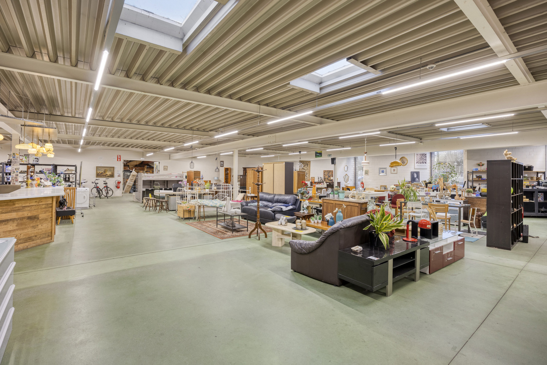 Centraal gelegen handelspand (1400m²) met parking te Tienen - foto 5