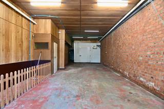 Deze bel-etage woning gelegen in het Truiense stadscentrum is gelegen vlak aan het stadspark, op wandelafstand van scholen, winkels, de Grote Markt, alsook het ziekenhuis en andere voorzieningen.<br /><br />Het perceel werd volledig bebouwd in 1969. Het gelijkvloers is volledig ingericht als garage, eveneens toegankelijk met grote camionettes. De grote sectionale poort is recent vernieuwd en uitgerust met een nieuwe motor. Er werd een deur voorzien in het poortpaneel. Achteraan de garage staat een grote, nog werkzame koelcel van ca. 16m<sup>2</sup>. Alsook vinden we er een technische berging met de stookolietank en stookolieketel. Deze ruimte kan aldus fungeren als garage, maar eveneens als opbergruimte, stockageruimte of eventueel zelfs werkplaats.<br /><br />Op de eerste verdieping vinden we een ruime centrale hal, met toegang tot alle leefruimten. Het woongedeelte is ingericht met een leefruimte met balkon, een open keuken, een badkamer en twee ruime slaapkamers. Wie graag meer buitenruimte heeft, kan eventueel het balkon vergroten via een inpandig terras. Alle ramen zijn voorzien van rolluiken.<br /><br />Meer informatie over deze woning? Aarzel niet en bel ons snel op 011 70 70 19.