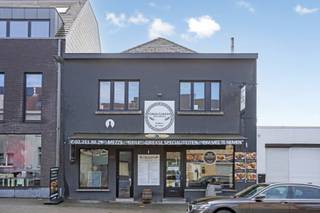 <p>Ontdek dit veelzijdige handelshuis op een topligging in het centrum van Groot-Bijgaarden, waar visibiliteit en passage garant staan voor commercieel succes.</p><p>Op het gelijkvloers bevindt zich momenteel een restaurantruimte van ca. 114 m², volledig ingericht met sanitair, een aangenaam zuidgericht terras én een tuin. Dankzij de centrale ligging is dit pand uitermate geschikt voor horeca of andere commerciële activiteiten die willen profiteren van de levendige omgeving en de constante stroom aan voorbijgangers.</p><p>Op de eerste verdieping vindt u een ruim appartement met een gezellige leefruimte, aansluitend de keuken, twee volwaardige slaapkamers en een douchekamer. Ook is er een prachtig, groot en zonnig terras waar het heerlijk vertoeven is. De tweede verdieping biedt een zolderruimte die perfect kan dienen als derde slaapkamer, bureau of hobbyruimte. Het appartement kan een lichte opfrissing gebruiken, wat u de kans geeft om het volledig naar eigen smaak te personaliseren.<br /><br />Daarnaast beschikt het pand over praktische kelderruimtes die ideaal zijn als opslag, voorraadruimte of archief — een absolute meerwaarde voor horeca-uitbating of zelfstandige activiteiten.</p><p>Kortom, een unieke opportuniteit voor wie wonen en werken wil combineren of op zoek is naar een interessante investering op een commerciële toplocatie. Laat u verrassen door de mogelijkheden en plan vandaag nog uw bezoek!</p>