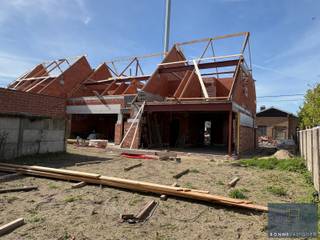 <p>Nieuwbouw met warmtepompen REEDS IN OPBOUW!</p>
<p>Deze woningen kunnen aangekocht worden aan 6% BTW als enige eigen woning of voor 15 jaar verhuur.</p>
<p>Binnenkort uw nieuwe energiezuinige thuis in een rustige straat in Maldegem maken? Mis deze kans niet! OPLEVERING EIND 2026!<br />Van deze 3 nieuwbouwwoningen wordt binnenkort gestart met de binnenafwerking. Hierbij kiest u volledig zelf nog de keuken, badkamer, vloeren, binnendeuren, …</p>
<p>De woningen zijn bijzonder degelik opgebouwd met betonnen tussenverdieping én 2 betonnen trappen. Ze scoren zeer goed qua energiezuinigheid dankzij de WARMTEPOMPEN met vloerverwarming, ZONNEPANELEN, superisolerende beglazing, vloer- muur- en dakisolatie, ventilatie type D,… Daarnaast zijn 2 regenwaterputten van elk 7500L voorzien.</p>
<p>De woningen zijn gelegen vlakbij centrum Maldegem. Daarnaast is er een vlotte verbinding met Antwerpen via de N49 en met het binnenland via de E40 te Aalter.</p>
<p>Contacteer Bonne Vastgoed 7 op 7 voor meer info via 0468/104040 of info@bonnevastgoed.be</p>