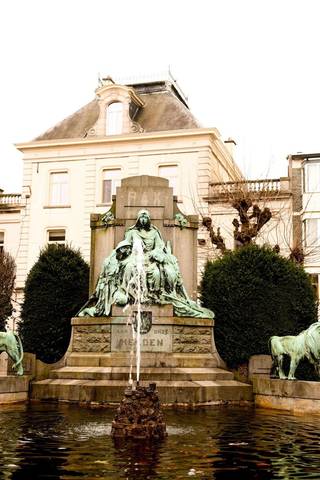 INDRUKWEKKENDE HERENWONING MET TUINTERRAS / GELEGEN OP HET AANGENAME STATIONSPLEIN VAN GERAARDSBERGEN. Met zicht op het brede plein van de stationsbuurt, verveel je je nooit in deze majestueuze herenwoning met 4 (bewoonbare) bouwlagen, totaal 284m2. Energiezuinig met het lage C-label (213kWh). Indeling : NIV.0 met aparte inkom- en traphal met rechtstreekse toegang tot de achterbouw. Rechts de dubbele leefruimte. In de achterbouw dan een lichtrijke eetplaats en keuken met toegang tot het sfeervolle tuinterras, ook toegankelijk van in de living. Frisse en droge kelder in NIV.-1 met om. stookruimte en berging.  NIV+1 met overloop en trapje naar de achterbouw waar de badkamer werd ingericht. Dan nog 2 slaapkamers waarvan de typische brede aan de voorzijde. NIV.+2 identiek maar geen achterbouw. Nog een vaste trap naar de ingerichte en geïsoleerde zolder op NIV.+3,, nu gebruikt als vrijetijdsruimte en atelier. Ben je een stadsliefhebber van de Parel der Vlaamse Ardennen en hou je van stijlvol, authentiek en nostalgisch leven, dan mag je dit niet missen. Heel uniek door de specifieke inrichting. Zowel leegmaken als (deels) overname van inboedel is bespreekbaar. Verneem meer info van vastgoedmakelaar Cedric tijdens een verhelderend plaatsbezoek. Bel zijn team voor de bezoekplanning op 054412500