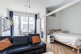 <p><span>Dans une rue calme à sens unique, nous trouvons ce studio confortable et prêt à l'emploi, idéalement situé pour ceux qui aiment vivre au centre. Avec un large éventail de magasins, de nombreuses possibilités de transport public et la proximité du City Park, vous bénéficierez ici d'une mobilité et d'une qualité de vie excellentes. L'emplacement par excellence pour le citadin qui veut tout avoir à portée de main.</span></p><p><span>Le studio est situé au deuxième étage d'un immeuble de trois étages bien entretenu, dont le toit est isolé selon la norme 2020. Les frais fixes sont de €246/mois (eau chaude/froide, chauffage, ascenseur, syndic, police d'immeuble, ramassage des ordures et entretien des parties communes) + €40 fonds de réserve. L'électricité, la cuisine et la salle de bain ont été rénovées en 2022 et des fenêtres en PVC avec moustiquaires ont été installées en 2024. Un achat sans souci, tant pour les débutants que pour les investisseurs.</span></p><p><span>L'agencement comprend un hall d'entrée séparé avec vestiaire, une salle de bains pratique de 4 m² avec douche, lavabo et toilettes, un espace de vie de 25 m² avec coin couchage et placard intégré, et une cuisine séparée de 6 m² avec équipement de base. La terrasse de 3 m² orientée sud-est, idéale pour les journées ensoleillées, constitue un atout supplémentaire. Enfin, il y a un abri à vélos commun. </span></p><p><span>Vous cherchez un studio prêt à l'emploi dans un endroit privilégié de la ville ? Ne manquez pas cette opportunité ! Surface habitable 41 m² ref : surface brute de plancher. Pour plus d'informations ou une estimation gratuite, visitez </span><span><span>www.hansimmo.be</span></span></p><p><span> </span></p>