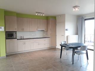 <p><strong>Comfortabel wonen in het hart van Poperinge</strong></p>

<p>In Residentie <strong>Zilvertorens</strong>, pal in het centrum van Poperinge, vind je dit recent en energiezuinig appartement (bj. 2014) op de tweede verdieping. Dankzij de centrale ligging woon je op wandelafstand van winkels, scholen, horeca en het station, terwijl je toch geniet van een rustig en verzorgd wooncomfort.</p>

<p><strong>Lichtrijke leefruimte &amp;amp; volledig uitgeruste keuken</strong></p>

<p>De ruime woonkamer baadt in het licht en sluit naadloos aan op de open, volledig ingerichte keuken. Een praktische berging – met aansluiting voor wasmachine – zorgt voor extra opbergruimte.</p>

<p><strong>Twee slaapkamers &amp;amp; kwaliteitsvolle badkamer</strong></p>

<p>Het appartement beschikt over <strong>twee volwaardige slaapkamers</strong> en een moderne badkamer met <strong>inloopdouche</strong>, toilet en wastafel in meubel. Daarnaast is er ook een <strong>apart gastentoilet</strong>.</p>

<p><strong>Twee terrassen &amp;amp; extra voorzieningen</strong></p>

<p>Zowel aan de voor– als achterkant geniet je van een eigen terras, ideaal om op elk moment van de dag buiten te zitten. In het gebouw beschik je verder over een <strong>fietsenstalling met oplaadpunt voor elektrische fietsen</strong> en een <strong>privéparkeerplaats</strong>.</p>

<p>Dit appartement combineert een toplocatie met hedendaags comfort – een ideale woonplek voor wie graag centraal en kwaliteitsvol woont. Interesse? Laat het gerust weten, dan plannen we graag een bezoek in.</p>