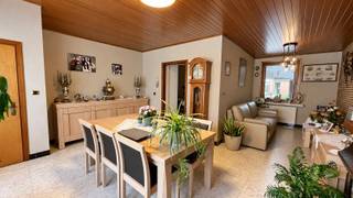 Ontdek deze ruime woning ( epc B)met tal van mogelijkheden, een grote garage, verschillende bijgebouwen en maar liefst twee afzonderlijke tuinen. De woning beschikt over een grote inkomhall, gezellige leefruimte met houtkachel, keuken, gelijkvloerse badkamer, toilet, grote slaapkamer en zoveel meer. De leefruimte en de badkamer op het gelijkvloers werden in 2019 gerenoveerd. Op de eerste verdieping zijn er nog 4 kamers, waarvan 1 grote leef en zitruimte, bijkeuken en een veranda die extra ruimte en mogelijkheden biedt.<br />Via een uitschuifbare zoldertrap is de zolderruimte bereikbaar. Deze biedt extra opbergruimte en is goed geïsoleerd met 16 cm isolatiewol.<br />De woning is voorzien van centrale verwarming op aardgas met radiatoren en kreeg in 2022 een nieuwe hoogrendementsketel.<br />Ook buiten heeft deze eigendom heel wat te bieden. Zo is er een ruime garage met elektrische garagepoort, zijn er verschillende bijgebouwen en beschikt de woning over twee tuinen die van elkaar gescheiden worden door een bijgebouw. Daarnaast is er een serre aanwezig, ideaal voor wie graag tuiniert of extra buitenruimte wenst.<br />Extra troeven zijn de twee regenwaterputten van elk 1.500 liter en een steenput.<br />Kom vrijblijvend eens kijken na contact met maggie@vastgoednorman.be of 0479402404.
