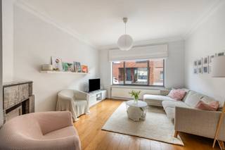 Op zoek naar een woning met verschillende troeven te koop te Grimbergen? Ontdek deze indrukwekkende woning met een grote bewoonbare oppervlakte, tuin en volledig instapklaar. Deze woning is perfect gelegen in de Vlaamse Rand met een vlotte bereikbaarheid naar Brussel en Antwerpen, vlakbij openbaar vervoer, scholen en winkels. Indeling van de woning:KelderGelijkvloers:- Leefruimte- Eetkamer- Keuken- Aparte (was)berging- Veranda- Tuin met terrasEerste verdieping:- 1 ruime slaapkamer (mogelijkheid tot opsplitsen in 2 slaapkamers)- 1 ruime badkamer met douche en badTweede verdieping:- 2 slaapkamers- BergruimteExtra troeven van deze woning:- Volledig gerenoveerd- Elektriciteit conform- Voorzien van zonnepanelen én batterij- Instapklaar- Deze woning combineert comfort, energiezuinigheid en ruimte op een uitstekende locatie.De woning is beschikbaar vanaf 01/01/2027.De eigendom wordt aangeboden via de Pre-sale formule. Op 22/04/2026 tussen 16u en 18u en op 23/04/2026 tussen 16u en 18u kan u de woning op afspraak komen bezichtigen en een bod uitbrengen. De vermelde prijs is een instelprijs.Interesse? Neem vandaag nog contact op voor een bezoek!De eigendom wordt aangeboden via de Pre-sale formule. Op 22/04/2026 tussen 16:00 en 18:00 kan u de woning op afspraak komen bezichtigen en een bod uitbrengen. De vermelde prijs is een instelprijs. Voor meer info, gelieve contact op te nemen met de dossierverantwoordelijke.Bestuursmaatregelen in het maatregelenregister: in aanvraag