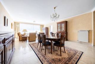 Bent u op zoek naar een ruim (118m²) appartement met twee slaapkamers en twee terrassen? Dan stellen wij graag deze unieke kans aan u voor op de tweede verdieping (met lift)!<br /><br />Indeling:<br />U komt binnen in de ruime inkomhal met vooraan de lichtrijke woonkamer (43m²) met aanpalend de keuken (10,5m²) die voorzien is van een kookplaat, dampkap, microgolfoven, dubbele spoelbak en een vaatwasser. Naast de keuken is er een aparte berging waar er aansluitingen zijn voor een wasmachine en/of droogkast.<br />Centraal is er de badkamer (6m²) met ligbad en douchefunctie, toilet, handdoekradiator en een enkele lavabo verwerkt in een badkamermeubel. Verder zijn er nog twee slaapkamers (17m² & 12m²) en een grote bergkamer (2m²) met ingebouwde kasten. Vooraan is er een terras over de gehele lengte, alsook achteraan!<br />Ligging:<br />Uitstekende centrale ligging met aan de voordeur de tramhalte van tram 5! Op enkele minuten verwijderd van winkels, horeca, scholen, verbindingswegen, e.d. Aan de overzijde van de Bremweide en op wandelafstand van Domein Ertbrugge.<br />Pluspunten:<br />- Dak is geïsoleerd <br />- Twee grote terrassen<br />- Ruim appartement<br />- Privatieve kelderberging<br />Voor meer informatie of een bezichtiging kan u One vastgoed steeds bereiken op volgend nummer 03 360 85 30