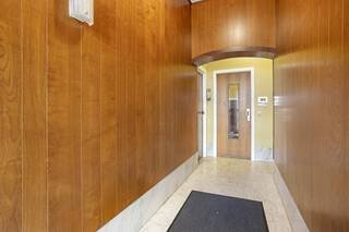 Indeling:Gelijkvloerse verdieping:- inkomhal- apart toilet met handenwasser- gedeeltelijk uitgeruste keuken met aansluitende berging (11m²)- veranda (7,70m²)- zuid gerichte tuin- woon- en eetkamer (24m²)- badkamer met lavabo, douche en aansluiting voor de wasmachine (6,60m²)- slaapkamer (12,30m²)Bijzonderheden:- gelijkvloers appartement met renovatiemogelijkheden naar eigen smaak- conforme elektriciteit- ideaal gelegen op wandelafstand van het centrum, vlakbij winkels, openbaar vervoer, scholen..Bent u geïnteresseerd in dit gelijkvloers appartement te koop in Wilrijk? Aarzel dan niet om contact met ons op te nemen via janice.racaj@dewaele.com of op 03 206 76 73.Wenst u uw eigendom ook te koop of te huur te stellen? We helpen u graag verder.Steeds tot uw dienst om u verder te helpen met al uw vragen over vastgoed!Dit pand is onderworpen aan de renovatieverplichting van de Vlaamse overheid voor residentiële gebouwen (behoudens bij sloop binnen 5 jaar na de aankoop). Consulteer voor meer informatie de website van het Vlaams Energie- en Klimaatagentschap via https://www.vlaanderen.be/een-woning-kopen/renovatieverplichting-voor-residentiele-gebouwen