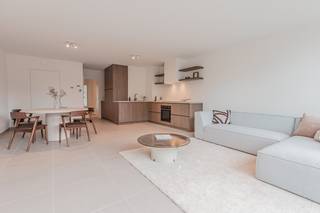 Hectaar bouwt twee energiezuinige en praktisch ingerichte nieuwbouwwoningen te Wemmel.<br />De woningen zijn gelegen in een rustige straat, doodlopende straat maar toch zeer centraal nabij het centrum en verschillende winkels. Ideaal voor mensen die bereikbaarheid zoeken maar vooral rust.<br /><br />Bij elke woning krijgt de koper de kans om volledig inspraak te hebben in de inrichting en afwerking van de woning. In samenspraak met onze betrouwbare partnerleveranciers kies je zelf de materialen en afwerking volgens smaak en budget – zo maak je van deze woning écht jouw thuis.<br /><br /><strong>Indeling Lot 02:</strong><br />Gelijkvloers: Inkomhal met gastentoilet, ruime leefruimte met open keuken en een inpandige garage<br />Verdieping: Nachthal met apart toilet, 3 ruime slaapkamers (12m² - 11,12m² - 11,34m²), badkamer uitgerust met ligbad, inloopdouche en dubbele lavabomeubel<br />Zolder: Toegankelijk via het zolderluik - ideaal als extra opbergruimte<br /><br /><strong>Troeven van deze woning:</strong>
<ul>
<li>Energiezuinig wonen</li>
<li>Lucht/water warmtepomp, zonnepanelen en vloerverwarming </li>
<li>Zuidwest gerichte tuin</li>
<li>Regenwaterput 7.500l aangesloten op toiletten/wasmachine/buitenkraan</li>
<li>Inpandige garage</li>
</ul>
<br />Wens je meer informatie, contacteer ons voor meer informatie of een afspraak op kantoor te Asse. Plannen kan u terugvinden via www.hectaar.be<br />(Foto's zijn referentiebeelden van voorgaande projecten)