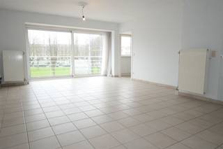 Verzorgd appartement met veel lichtinval op de 1ste verdieping (met lift), gelegen aan de Sint-Antoniuskerk, op enkele stappen van het...