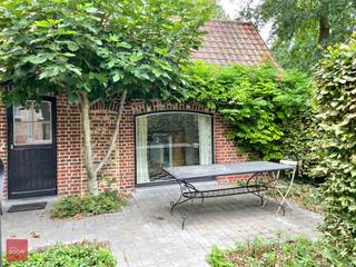 Bestaande uit inkom, ingerichte keuken, wasplaats, living met gashaard, bureel of hobbykamer, 3 slaapkamers, dressing, 2 badkamers, kelder en terras. Parking voor 2 wagens. CV mazout. Beschikbaar vanaf 1 juli 2026.