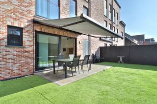 <p>Ontdek het ultieme wooncomfort in dit prachtige, recente nieuwbouwappartement, centraal gelegen in het hart van Melsele. <br />Dankzij het Bijna-Energie-Neutrale (BEN)-karakter en het uitstekende EPC-label A geniet u hier van een uiterst energiezuinig appartement met lage energiekosten en optimaal wooncomfort. Bovendien vormt dit appartement een interessante opportuniteit voor zowel eigen bewoning (2% registratierechten) als investering (12% registratierechten).<br /><br />Via een praktische inklomhal wordt u meteen verwelkomd in de lichtrijke leefruimte, waar grote raampartijen zorgen voor een aangename sfeer en een optimale verbinding met de gelijkvloerse tuin. De open, moderne keuken is voorzien van alle comfort.<br /><br />Het appartement beschikt over twee volwaardige slaapkamers van elk 11 m², een stijlvolle badkamer met inloopdouche, badkamermeubel met dubbele lavabo, verlichte spiegel en extra opbergkast, een apart gastentoilet met handenwasser én een praktische was-/bergruimte.<br /><br />Een absolute meerwaarde is het ruime, aangelegde terras van ca. 15 m², dat naadloos overgaat in een onderhoudsvriendelijke, zuidwest-georiënteerde tuin van ca. 105 m². <br /><br />Verder beschikt het appartement over een privatieve kelderberging en een ondergrondse autostaanplaats, optioneel mee aan te kopen voor 25 000 euro. Daarnaast is er zowel een ondergrondse als bovengrondse afgesloten fietsenstalling aanwezig.<br /><br />Dankzij de uitstekende ligging, hoogwaardige afwerking en energiezuinige eigenschappen (vloerverwarming, individuele zonnepanelen, aluminium ramen met HR-dubbele beglazing) biedt dit appartement alles wat u zoekt: een comfortabele thuis én een investering met toekomstwaarde.<br /><br />Aankoop mogelijk aan slechts 2% registratierechten (bij enige eigen woning) of 12% registratierechten (bij aankoop als investering).<br /><br />Interesse? Contacteer ons via verkoop@homevast.be of bel naar 03 344 77 44 en ontdek zelf tijdens een bezoek waarom dit appartement een echte opportuniteit is.</p>