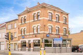 Immo Pické biedt U deze uitzonderlijke opbrengsteigendom met handelsgelijkvloers en 2 VERGUNDE appartementen aan gelegen op een TOPLIGGING en dit in de nabijheid van alle faciliteiten (openbaar vervoer, verbindingswegen, winkels,...). Deze eigendom is als volgt ingedeeld:<br />- Ondergrondse verdieping: verschillende kelderruimtes<br />- Gelijkvloerse verdieping: lichtrijk handelspand (actueel horeca) bestaande uit een polyvalente ruimte met toog, een keuken, een berging, een sanitaire ruimte (man en vrouw), een doucheruimte, een hal en een ruim terras en verschillende open autostaanplaatsen<br />- Op de eerste verdieping: appartement bestaande uit een inkomhal, een woonkamer, een keuken, een doucheruimte, een toilet en 2 slaapkamers<br />- Op de tweede verdieping: te renoveren appartement bestaande uit een inkomhal, een woonkamer, een keuken, een toilet en 2 slaapkamers<br />- Zolderruimte: Open zolderruimte die verder kan worden ingericht<br />Het pand zal vrij zijn bij akte. Voor verdere informatie, aarzel niet het kantoor te contacteren.