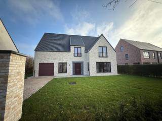 Deze instapklare woning bevindt zich op een ruim perceel van maar liefst 1.154 m² en biedt een uitstekende ligging in het hart van Afsnee. Bij...