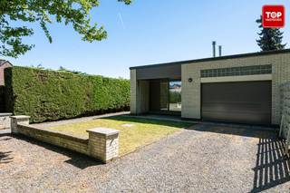 Welkom in deze verzorgde en instapklare halfopen bebouwing in een rustige buurt van Evergem. Deze charmante gelijkvloerse woning combineert comfortabel wonen met een praktische indeling en tal van recente renovaties, waardoor u hier meteen uw thuis van kunt maken.<br /><br />De woning beschikt over een lichtrijke en ruime leefruimte, een volledig vernieuwde keuken met kwaliteitsvolle toestellen, drie volwaardige slaapkamers, een moderne badkamer met inloopdouche en een aparte garage met automatische sectionaalpoort. Dankzij de gelijkvloerse indeling geniet u bovendien van extra wooncomfort en toegankelijkheid.<br /><br />De voorbije jaren werd de woning grondig aangepakt met aandacht voor energiezuinigheid en hedendaags wooncomfort. Zo werden onder meer het dak en de spouwmuren geïsoleerd, de ramen en voordeur vernieuwd met hoogrendementsglas en werden ook de keuken, badkamer, vloeren en binnendeuren volledig vernieuwd. Dit resulteert in een gunstig EPC-label B.<br /><br />Buiten geniet u van een aangename tuin en een perceel van 352 m², ideaal om tot rust te komen of gezellig te genieten met familie en vrienden. De woning is rustig gelegen, maar toch dichtbij winkels, scholen, openbaar vervoer en belangrijke verbindingswegen.<br /><br />Troeven van deze woning:<br /><br />Gelijkvloerse woning met praktische indeling<br />3 slaapkamers<br />Vernieuwde keuken en badkamer<br />EPC label B<br />Dak- en muurisolatie<br />Aluminium ramen met hoogrendementsglas<br />Elektriciteit conform<br />Garage met automatische poort<br />Rustige ligging in Evergem<br /><br />Naastgelegen woning staat ook te koop, ideaal voor kangoeroewonen. https://bit.ly/3PATzX1<br /><br />Contacteer Top Vastgoed voor meer info en een bezoek op 0475 700 700.