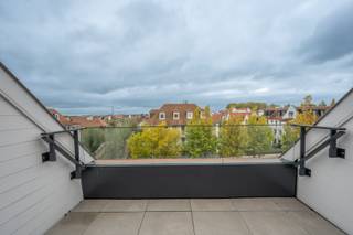 Prachtig duplex appartement te koop in Duinenwater met 2 terrassen en zijdelings meerzicht.Indeling:Inkomhal, vestiaire met gastentoilet, uitgeruste...