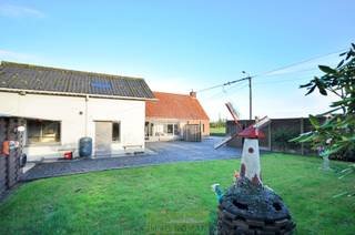 Deze charmante woning geniet van een uitstekende locatie, die rust en comfort combineert. Landelijk gelegen met vanuit de keuken een prachtig zicht...