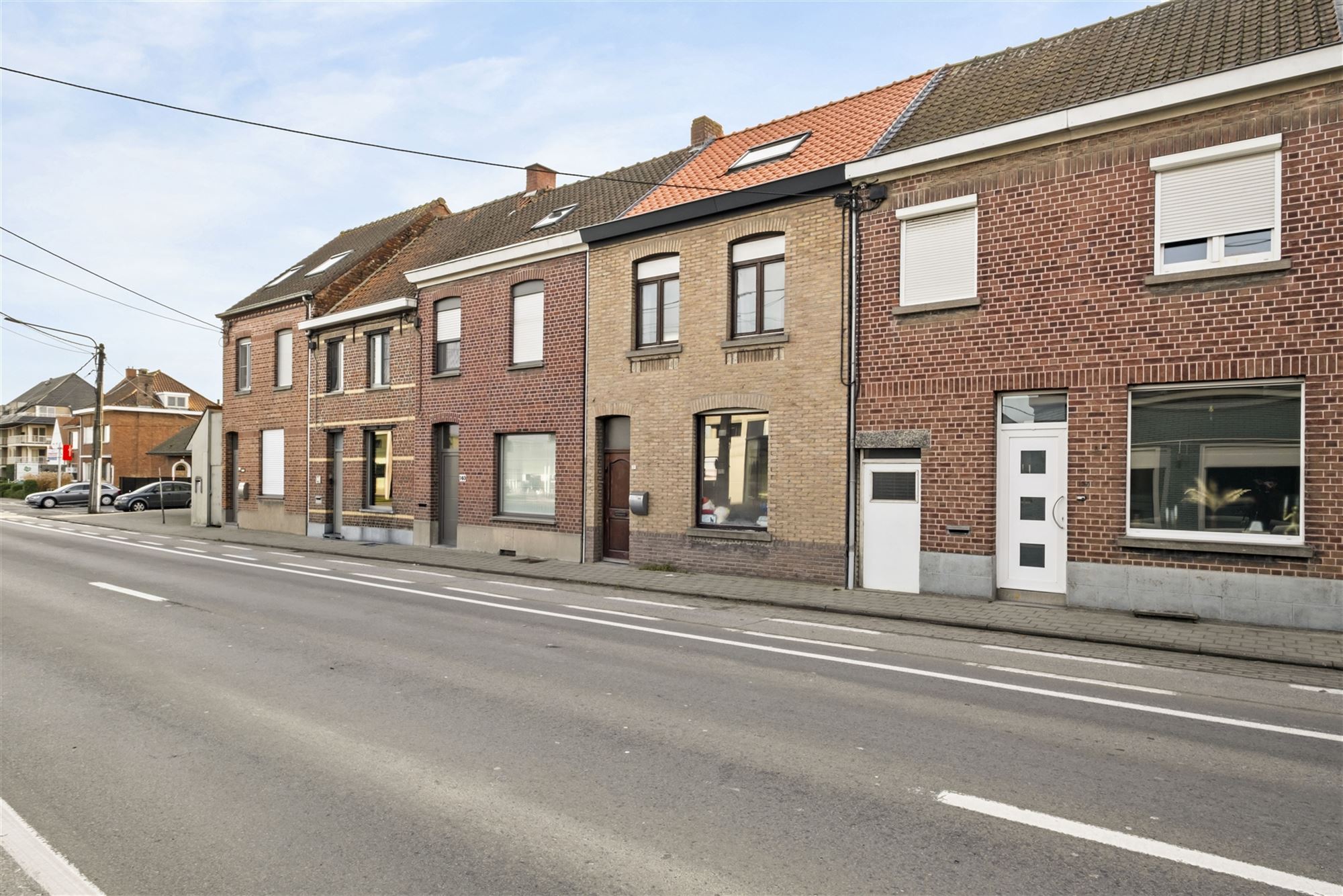 ruime woning met uitweg en parkeerplaatsen - foto 3