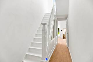 Karaktervolle & instapklare burgerwoning met mooie stadstuin in het centrum van Roeselare. De woning onderging een smaakvolle renovatie met behoud van een aantal authentieke elementen terwijl het wooncomfort werd aangepast aan de huidige normen.<br /><br />Te bezichtigen op de <strong>bezoekdag</strong> van <strong>zaterdag 22 augustus 2026</strong>.<br /><br /><strong>Indeling:</strong><br />Inkomhal met trap.<br />Ruime woonkamer, eethoek, volledig ingerichte keuken en toilet.<br />Kelder met technieken.<br /><br />Op het 1ste verdiep: <br />- ruime badkamer met inloopdouche, ligbad en lavabomeubel<br />- master bedroom<br /><br />Op de 2de verdieping:<br />- ruime slaapkamer<br />- slaapkamer met mezzanine<br /><br />Gezellige & private stadstuin met terras & gazon.<br /><br /><strong>Details:</strong><br />- cv op aardgas<br />- pvc schrijnwerk met dubbele beglazing<br />- bekabeling voor het aansluiten van zonnepanelen voorzien<br />- conform gekeurde elektriciteit<br />- postinterventiedossier in opmaak (beschikbaar bij akte)<br /><br /><strong>Bezoekdag:</strong><br />De woning wordt te koop aangeboden aan de richtprijs van 335.000 € op de bezoekdag van zaterdag 22 augustus 2026. Een afspraak maken is verplicht. Kandidaat-kopers kunnen op eenvoudig verzoek het verkoopdossier ontvangen ter voorbereiding van het bezoek. Na afloop van de bezoekdag kan men een bod uitbrengen via het document 'aankoopbod' en dit tot en met woensdag 26 augustus 2026 om 20u waarna de verkoper al dan niet het hoogste bod kan aanvaarden<br /><br /><strong>Contact:</strong><br />Voor meer informatie of een bezoek, contacteer Stijn op 0491 61 42 19 of info@stijndebusschere.be.