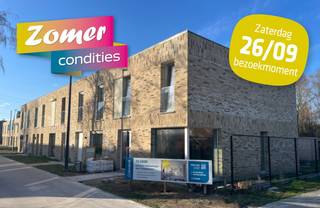 Deze halfopen beb. op lot 11 wordt gebouwd op een perceel van 181 m² en achteraan ontsloten door een uitweg die uitgeeft op je eigen parkeerplaats.<br />De tuinomheining en tuinhuis zijn reeds voorzien.<br />GLVLS: inkom, wc, ruime living met <strong>ingerichte keuken met eiland</strong> <strong>nog zelf te kiezen</strong> en berging. De grote raampartijen zorgen voor veel lichtinval.<br />1ste VERD.: drie slpk, wc, badk. met ligbad, douche en badmeubel met dubbele lavabo en berging. <br /><br />Energieneutrale woning (E-peil -12! = A+ - Label) dankzij het doorgedreven isolatiepakket, warmtepomp met vloerverwarming, zonnepanelen (6480 wp) en ventilatiesysteem D. Hiermee voldoe je aan de toekomstige normen en bespaar je uitermate op je woonkost.<br /><br />Ideaal gelegen in residentiële omgeving vlakbij tramhalte en vlotte fietsverbinding naar centrum Gent. Winkels en scholen zijn vlakbij.<br /><br />De kers op de taart? Een nieuwbouwwoning die sneller beschikbaar is dan normaal. Je koopt deze woning aan volgens de Wet Breyne.<br /><br />Meer info via 09 280 60 60 of info@durabrik.be.<br /><br />Bij verdere vragen neem rechtstreeks contact met Quirijn Pannecoucke 0476 66 61 39