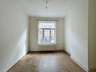 Etterbeek, close to the European Commission: One-bedroom apartment of ±60 m².1st floor, no lift: * Living room ±22 m² * Balcony * Bathroom with...