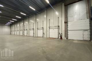 <strong>Logistiek pand</strong> te huur, bestaande uit een <strong>magazijn van 4.373 m²</strong> in combinatie met <strong>187 m² kantoorruimte</strong>.<br />Gelegen nabij Luchthaven Luik, met directe toegang tot de<strong> E313</strong> en <strong>E40,</strong> biedt dit pand een uitstekende bereikbaarheid.<br /><br />Het magazijn beschikt over een <strong>vrije hoogte van 10,6 m</strong>, twee laad- en losdocks, een gelijkvloerse roldeur, LED-verlichting met een lichtsterkte van 500 lux, zonnepanelen, gasverwarming en een sprinklerinstallatie, wat zorgt voor energie-efficiëntie en optimale operationele omstandigheden.<br /><br />De kantoorruimte van 187 m² is uitgerust met een warmtepomp. Daarnaast zijn er<strong> 10 parkeerplaatsen</strong> beschikbaar voor personeel en bezoekers.<br />Onmiddellijk beschikbaar!<br /><br />Contacteer <strong>PANORAMA B2B </strong>voor bijkomende (technische) inlichtingen, plannen of een vrijblijvend plaatsbezoek via 0479 70 70 70.