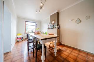 <p>We Invest Hesbaye biedt deze open bebouwing aan in Oteppe, gelegen in een rustige omgeving. Na renovatie beschikt u over een echte parel in een landelijke en rustige omgeving!</p>
<p><strong>Indeling:</strong><br />Gelijkvloers: inkomhal, lichtrijke woonkamer met houtkachel open naar de keuken, apart toilet, stookruimte en garage voor 1 wagen.</p>
<p>Eerste verdieping: nachthal, 3 slaapkamers (42 m², 10 m², 10 m²), badkamer en apart toilet.</p>
<p>Tweede verdieping: inrichtbare zolder van 23 m².</p>
<p><strong>Buiten:</strong><br />Terras van 41 m², voor- en achtertuin, evenals 4 parkeerplaatsen.</p>
<p><strong>Technische kenmerken:</strong><br />Centrale verwarming op stookolie (Viessmann), warmwaterproductie via een Bulex-boiler van 150 L, houten ramen met dubbele beglazing, slimme elektriciteitsmeter, dak in terracotta dakpannen.</p>
<p><strong>Energieprestatie:</strong><br />EPC: F - 449 kWh/m².jaar - 102.277 kWh/jaar – 20260513041227</p>
<p>Aanbod onder voorbehoud van aanvaarding door de eigenaars.</p>
<p>Bezoek gewenst?<br />Om andere exclusieve opportuniteiten te ontvangen, neem rechtstreeks contact met ons op!<br />Wij begeleiden u bij uw aankoop- of investeringsproject, evenals bij uw verkoopproject.<br />GRATIS en VRIJBLIJVENDE schatting van uw eigendom door uw expert: 0499/19.26.45</p>