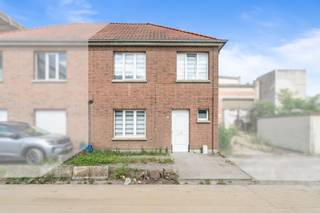 <p><strong>Charmante halfopen woning in Machelen met vlotte verbinding via de invalswegen.</strong></p>
<p>Deze woning combineert een praktische indeling met hedendaags comfort. Dankzij het asbestvrije attest en het EPC-label D is er geen renovatieverplichting, wat zorgt voor extra gemoedsrust bij aankoop. De woning beschikt over aangename leefruimtes, twee slaapkamers en een ruime zolder die extra mogelijkheden biedt. Gelegen in Machelen, met een vlotte bereikbaarheid naar belangrijke invalswegen, vormt dit huis een interessante keuze voor wie comfortabel wil wonen op een centrale locatie.</p>
<p> </p>
<p><strong><u>Belangrijkste ruimtes:</u></strong></p>
<p>• Inkomhal (7 m²) met toegang tot de leefruimtes</p>
<p>• Gezellige living (13 m²)</p>
<p>• Eetkamer (15 m²)</p>
<p>• Keuken (5 m²)</p>
<p>• Wasplaats (3 m²)</p>
<p>• Toilet</p>
<p>• Nachthal (7 m²)</p>
<p>• Slaapkamer (15 m²+12 m²+5 m²)</p>
<p>• Ruime zolder (18 m²) met extra potentieel</p>
<p> </p>
<p><strong><u>Troeven:</u></strong></p>
<p>• Volledig instapklare woning</p>
<p>• Asbestvrij</p>
<p>• Geen renovatieverplichting dankzij EPC-label D</p>
<p> </p>
<p><span>Meer informatie of een bezoek met Margaux Mulkers? Contacteer ons via +3223351115</span></p>
<p>JOUW DROOMHUIS. ZO GEVONDEN!</p>