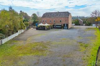 Sur un terrain de 25 ares et avec une surface totale bâtie de 710 m², cet immeuble mixte offre de multiples possibilités d'aménagements...