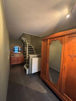 Deze instapklare woning met 4 slaapkamers, garage en ruime leefruimte vinden we midden in de rustige Molenveld wijk in Edegem. <br /><br />De woning is gelegen op een toplocatie, vlak bij scholen, openbaar vervoer, invalswegen en verschillende winkels. Doorheen de jaren werd de woning met zorg en oog voor detail onderhouden. In 2004 onderging het pand een totaalrenovatie met vernieuwde technieken, badkamer en keuken. <br /><br />We betreden de woning via de inkomhal. Meteen links bevindt zich een ruime garage met elektrische poort. Achteraan de garage bevindt zich een bergruimte waar wasmachine kan geplaatst worden. Buiten vinden we een gezellige en onderhoudsvriendelijke stadstuin voorzien van twee terrassen, ruim tuinhuis en elektrische zonnetent. <br /><br />Op de eerste verdieping vinden we de open, lichtrijke leefruimte (ca 36m²). Naast de leefruimte bevindt zich de open keuken. Deze is voorzien van veel opbergruimte. Naast de keuken bevindt zich een gastentoilet.<br /><br />Op de tweede verdieping liggen 3 slaapkamers, waarvan 2 met ingebouwde kasten.<br />Ook de badkamer bevindt zich op de tweede verdieping. Deze is volledig uitgerust met ruim ligbad, toilet, dubbele lavabo en douche.<br /><br />Op de derde verdieping kan je de vierde slaapkamer vinden. Deze zolderverdieping is tevens uitgerust met ruime overloop en verschillende Velux-dakramen. <br /><br />Bijzonderheden: <br />asbestveilig, elektriciteit conform, gunstig bodemattest, veel ingebouwde kasten, zonnetent.