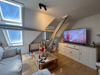 Dit appartement is gelegen in de nabijheid van alle nodige voorzieningen zoals scholen, winkels, openbaar vervoer,... <br />en bestaat uit:<br /><br />KELDER:<br />Ruime private kelderberging.<br /><br />GELIJKVLOERS:<br />Gemeenschappelijke inkomhal en fietsenstalling.<br /><br />VERDIEP 3:<br />Leefruimte met zicht op de Grote Markt - open ingerichte keuken met dubbele spoelbak, koelkast, elektrische kookplaat en dampkap - slaapkamer - ingerichte badkamer met toilet, wastafel en instapdouche.<br /><br />ALGEMEEN:<br />- Schrijnwerk: PVC - dubbel beglazing.<br />- Zeer centrale ligging!<br />- Lift aanwezig in het gebouw!<br />- Gemeenschappelijke kosten: 25€/maand<br />- Vrij vanaf 01/10/2026.<br /><br />Meer info op www.vastgoedvanoverschelde.be