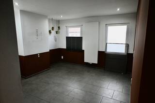 Grotendeels gerenoveerde woning met diepe tuin ! <br /><br />Indeling : Inkomhal , apart toilet , woonkamer , eetplaats , keuken , kelder .<br />Verdiep : 3 slaapkamers , badkamer . <br /><br />Diepe tuin met tuinberging .<br />Tuin bereikbaar langs de zijkant van de woning of langs achter , makkelijk voor fietsen of afval . <br /><br />Zonnepanelen voorzien met thuisbatterij ! <br /><br />De diepe tuin loop helemaal door tot tegen de Visvijverstraat . <br />Mogelijk kan er mits samenvoegen van een aanpalend perceel een perceel bouwgrond gevormd worden tegen de Visvijverstraat . <br /><br /> 