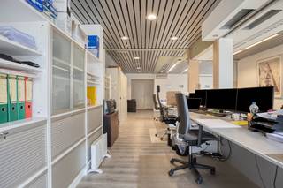 Bent u op zoek naar de perfecte uitvalsbasis voor uw onderneming, kantoor of praktijk? Zoek niet verder. Op de Markt van Zwevezele vindt u dit commercieel gelegen handelspand met een grondoppervlakte van 130 m². Dankzij de ruime parkeermogelijkheden vlak voor de deur geniet uw zaak hier van een maximale visibiliteit en optimaal comfort voor uw cliënteel.Het pand (bouwjaar 1984) doet momenteel succesvol dienst als kantoor, maar is vanaf september volledig vrij van gebruik. Dit biedt u de unieke kans om uw eigen plannen en concept hier naadloos te realiseren.Binnenin is de ruimte uiterst praktisch en doordacht ingedeeld. De basis wordt gevormd door een royaal en lichtrijk landschapsbureau, dat u naar eigen wens kunt herinrichten. Daarnaast beschikt het pand over een aparte, handige archiefruimte, een praktische keuken, en sanitaire voorzieningen. Dankzij de aanwezige airconditioning is het hier het hele jaar door aangenaam werken en ontvangen.Het pand wordt verwarmd op elektriciteit (EPC-label E) en is voorzien van individuele tellers.Mis deze kans niet en plan vandaag nog uw bezoek!Bestuursmaatregelen in het maatregelenregister: nee