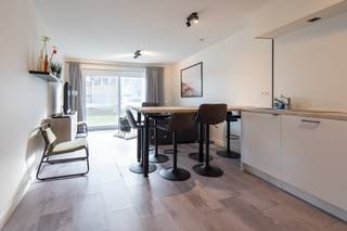Fantastisch gelijkvloers 2-slaapkamerappartement te koop gelegen langs de rustige Duinhelmstraat te Oostende - Mariakerke. Op slechts 200m van de zee en het strand! In 2021 onderging het appartement een totaalrenovatie waardoor alles perfect in orde is.Indeling:- inkomhal- leefruimte met toegang tot het terras vooraan- open geïnstalleerde keuken voorzien van alle comfort (spoeltafel, vaatwas, ruime frigo, afzonderlijke diepvries, combioven en inductie kookplaat)- badkamer uitgerust met een inloopregendouche, badkamermeubel en opbergkast- slaapkamer 1 (12m²) met grote ingemaakte kleerkast - via slaapkamer 1 heeft u toegang tot het magnifieke terras (18m²) met tuintje (30m²), voorzien van een tuinhuis voor extra opbergruimte- slaapkamer 2 (6m²) met kast- afzonderlijk toilet Pluspunten: - instapklaar, voorzien van zeer veel opbergruimte (ingemaakte kasten)- positieve elektrische keuring- aangenaam terras met tuintje - EPC label C- rustige ligging- onderging in 2021 een totaalrenovatie - tuinhuis Bent u op zoek naar een rustig gelegen instapklaar appartement met tuintje op slechts enkele wandelpassen van zee en strand? Bel ons voor een bezichtiging ter plaatse!