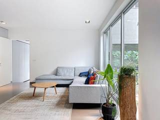 Wellingstraat 96: Lichtrijke woning met ruime hobbyruimte, indeling als volgt: Gelijkvloers: Inkomhal met ingebouwde kasten, bureauruimte,...