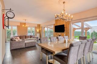 Deze prachtige vrijstaande woning combineert ruimte, comfort en karakter op een unieke manier. Indeling als volgt:De ruime inkomhal geeft uit op de verschillende vertrekken zoals de warme en gezellige leefruimte die meteen een thuisgevoel geeft. De karaktervolle keuken, voorzien van alle comfort, sluit mooi aan op het geheel en wordt aangevuld met een praktische bijkeuken.Verder vinden we op het gelijkvloers een slaapkamer met ensuite dressing, toilet en badkamer terug.Op de eerste verdieping vinden we nog liefst 5 volwaardige slaapkamers, dressing en badkamer terug, ideaal voor grote gezinnen of wie extra ruimte wenst voor bureau of hobby. Verwarmen doet u beneden met vloerverwarming, ook de badkamer boven is voorzien van vloerverwarming. Verder kan u ook bij verwarmen met radiatoren. Een aparte thermostaat werd voorzien voor beide verdiepingen. Gegarandeerd altijd een aangenaam klimaat!Daarnaast is er een inpandige garage met automatische poort.Het apart bijgebouw voorzien van leefruimte, extra slaapkamer en badkamer kan perfect dienen als gastenverblijf, zorgwoning of praktijkruimte.Buiten geniet je van een sfeervolle loungezone met bar en een overdekt terras, ideaal voor ontspanning en gezellige momenten met familie en vrienden. Achteraan heb je bovendien een vrij en open zicht, wat zorgt voor extra rust en privacy.Diversen:- overal rolluiken- goed EPC!- zonnepanelen en thuisbatterij(ver-)Kopen of (ver-)huren in Kalmthout, Essen en omstreken?Met vragen kan u altijd bij ons terecht! Dewaele Vastgoed KalmthoutDe eigendom wordt aangeboden via de Pre-sale formule. Op 21/03/2026 tussen 10:00 en 15:00 kan u de woning op afspraak komen bezichtigen en een bod uitbrengen. De vermelde prijs is een instelprijs. Voor meer info, gelieve contact op te nemen met de dossierverantwoordelijke.