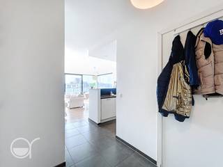 OPGELET: om dit pand te huren of bezichtigen vragen wij steeds eerst een virtueel bezoek te brengen aan het pand. Ga hiervoor naar www.rosseel.be en vul de referentie XF474 in in het veld ‘zoek’ bovenaan rechts. Kies dan ‘360°’. De website helpt je nu verder voor de volgende stappen.<br /><br />Ontdek dit modern appartement op de tweede verdieping, gelegen op een uitstekende locatie aan de Nieuwevaart. Dankzij het aangenaam en ruim terras geniet het appartement van veel lichtinval. Verder heeft het volgende indeling: inkomhal, lichtrijke woonkamer, open geïnstalleerde keuken, wasberging, apart toilet, badkamer en twee volwaardige slaapkamers.<br /><br />Bovendien zijn een kelderberging én autostaanplaats inbegrepen in de huurprijs. De maandelijkse gemeenschappelijke kosten bedragen €110 (voorschot). Nutsvoorzieningen dienen afzonderlijk afgesloten te worden.<br /><br />Dit appartement is beschikbaar vanaf 01/06/2026.