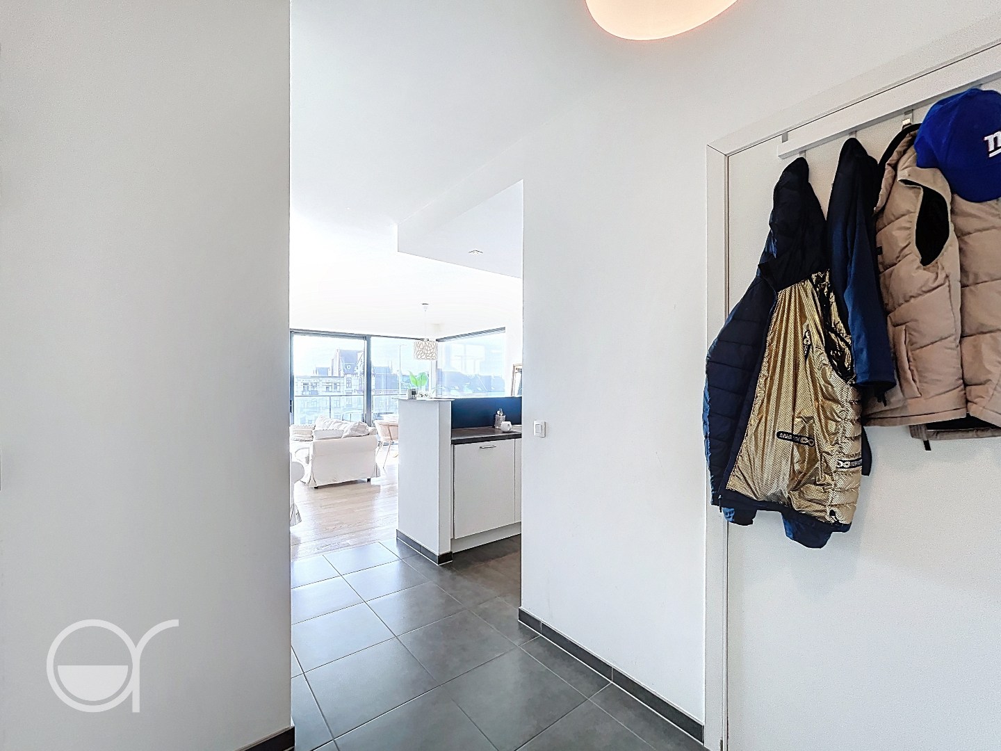 Lichtrijk 2-slaapkamerappartement met terras, kelderberging en autostaanplaats - foto 2