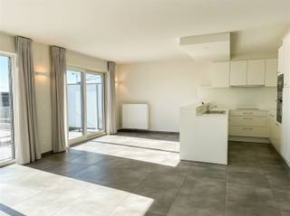 <p><span>Appartement récent avec 1 chambre et une grande terrasse, situé en face de la gare de Waregem.</span></p><p><span> </span></p><p><span>AGENCEMENT</span></p><p><span>L'appartement comprend un hall d'entrée avec toilettes, un salon avec une cuisine ouverte spacieuse, une grande chambre, une salle de bains avec douche à l'italienne et un débarras attenant.</span></p><p><span>La très grande terrasse est un atout supplémentaire de cet appartement très lumineux.</span></p><p><span>L'appartement dispose d'une place de parking dont vous bénéficiez d'un droit d'usage.</span></p><p><span> </span></p><p><span>INFORMATIONS PRATIQUES</span></p><p><span>L'appartement est loué.</span></p><p><span>Pour un usage personnel, il faut prévoir un préavis de 6 mois maximum, conformément à l'acte de location.</span></p><p><span> </span></p><p><span>EMPLACEMENT</span></p><p><span>L'appartement est situé dans le centre de Waregem, en face de la gare.</span></p><p><span>Pour plus d'informations et/ou pour prendre rendez-vous, appelez Eefje de l'agence Immo D au'u au 0498 88 88 89.</span></p><p><span> </span></p>