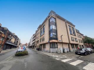 <p><span>Gelegen op wandelafstand van het station en het historisch centrum van Leuven en vlakbij de winkelstraten, stellen wij deze lichtrijker en gemeubelde studio te huur. </span></p><p><span>Deze mooie studio op de derde verdieping van een welonderhouden residentie, genaamd De Nervier, met als bouwjaar 1993, werd recent volledig gerenoveerd volgens de regels van de kunst, heeft een netto-bewoonbare oppervlakte van 24m² en beschikt over een ingerichte kitchenette met inductiekookplaat, dampkap, spoelbak, inbouw combioven en inbouw koelkast met vriesvak,  een leeft- en slaapruimte met mooie parket vloer en een inbouwkast, inclusief was- en droogmachine, en een aparte badkamer met lavabo, douche en toilet. Tevens is er nog een ondergrondse gemeenschappelijke fietsenstalling alsook een vuilnislokaal aanwezig.</span></p><p><span>Kortom, deze cosy en gemeubelde studio is zeker uw bezoek waard en is onmiddellijk beschikbaar. De maandelijkse lasten bedragen 100 euro (inclusief water). </span></p>