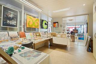 Ben je op zoek naar de perfecte plek om jouw zaak te vestigen? Dan is dit kantoor in het bruisende hart van Wenduine precies wat je zoekt!Jouw zaak in het commerciële centrum van WenduineDit centraal gelegen pand, gebouwd in 2001, biedt een prachtige ruimte van 174 m² met grote uitstalramen die onmiddellijk de aandacht trekken. Daarnaast beschikt het pand ook over een ruime vergaderzaal, een keuken, toiletten en een handige kelder voor extra opslag.Een extra troef is een mogelijke toegang via vier afzonderlijk af te sluiten in- en uitgangen, waarvan één in de zijstraat wat u de mogelijkheid biedt tot het apart ontvangen van klanten en/of patiënten door verschillende partners. De verschillende bureelruimtes zijn moduleerbaar.De locatie is absoluut een troef. Het pand bevindt zich op een toplocatie, vlak bij de Markt, de Zeedijk en het openbaar vervoer. Dit zorgt voor een constante stroom van zowel inwoners als toeristen.Extra troeven:- Ideale ligging: vlak bij de Markt, Zeedijk en openbaar vervoer- Mogelijkheid tot aankoop van 2 staanplaatsenHet pand kan onmiddellijk beschikbaar zijnAarzel zeker niet contact op te nemen indien dit bedrijfsvastgoed bestaande uit een kantoor te koop u mogelijks kan interesseren.