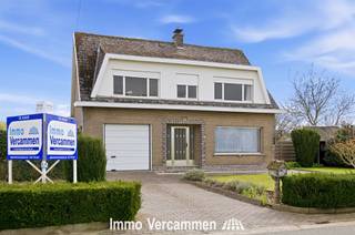 <p><span>Verrassend ruime gezinswoning met veel potentieel, ideaal gelegen in het landelijke Booischot</span></p><p><span> Gevestigd op een royaal perceel van maar liefst 1420 m², biedt deze woning talloze mogelijkheden voor zowel binnen- als buitenleven.</span></p><p><span>De begane grond biedt een doordachte en praktische indeling, met een royale woonkamer, eetkamer en een goed uitgeruste keuken. Een extra troef is de veranda, die prachtig uitkijkt op het groene landschap van de omliggende natuur. De keuken is efficiënt ingericht en voorzien van alle benodigde apparatuur voor dagelijks gebruik.</span></p><p><span>Op de eerste verdieping vindt u een nachthal die toegang biedt tot vier slaapkamers en een badkamer. Dankzij de gunstige ligging, het uitgestrekte terrein en de veelzijdige indeling, biedt deze woning een uitgelezen kans voor wie op zoek is naar ruimte en potentieel in een rustige, landelijke omgeving.</span></p><p><span>Bent u op zoek naar een woning die u kunt personaliseren en volledig naar eigen smaak kunt inrichten? Dan is dit wellicht de ideale woning voor u! Ontdek de vele mogelijkheden ter plaatse en maak een afspraak via 015/755 444 of info@immovercammen.be.</span></p><p><span>Renovatieplicht EPC: Binnen 6 jaar na aankoop is renovatie tot minimaal label D verplicht.</span></p><p><span> </span></p>