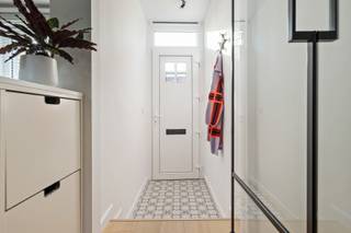 Deze woning is gelegen in de charmante historische wijk Noeveren, vlak bij de Rupeldijk. De volledig gerenoveerde woning beschikt over een epc Label A en een conforme elektrische installatie.
De indeling: Keuken met achteruitgang naar binnenkoer en bergplaats met ruime achterliggende tuin op onderste verdieping. De tuin kan heeft eigen uitgang (met fiets/te voet). Op eerste verdieping, inkom aan de straatzijde, leefruimte met zitkamer en eetplaats, tweede verdieping, nachthal, berging/wasplaats en ingerichte badkamer. In de ruimte onder de nok bevind zich nog een bergzolder. 