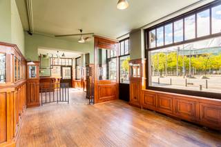 <p>De Bolivarplaats ligt pal op het Zuid, gekend voor de vele horecazaken, het monumentale 'Vlinderpaleis' en de verbinding naar Nieuw Zuid.<br /><br />Een fantastische zichtlocatie dus, met bovendien een belangrijk knooppunt in de stad waar het einde van de Leien en de Singel samenkomen. <br /><br />Dit alles maakt dit tot een commerciële toplocatie.<br /><br />Het standingvolle gebouw springt meteen in het oog en kreeg een directe inkomdeur aan de zijde van de Bolivarplaats.<br /><br />De authentieke gevel met de houten guillotine ramen op het gelijkvloers en de boogramen op de eerste verdieping zorgen voor cachet en uitstraling. Een stukje Parijs in Antwerpen.</p>
<p>Tot voor kort in gebruik als restaurant/café. Dankzij de passage biedt deze commerciële ruimte tal van mogelijkheden naar invulling toe. <br /><br />Op het gelijkvloers en de eerste verdieping bevinden zich twee grote, opengewerkte ruimtes.<br />Op het kelderniveau vervolledigt een rechtstreeks toegankelijke ruimte het plaatje.</p>
<p>Al deze niveaus zijn rechtstreeks met elkaar verbonden door een privatieve trap en een goederenliftje.<br />De keukenruimte in de kelder is voorzien van een koelcel, op de eerste verdieping bevindt zich eveneens een keukenruimte. <br /><br />Sanitair, bestaande uit twee aparte toiletruimtes, is voorzien op de eerste verdieping.<br /><br />Een privatieve zij-ingang in de Jan Van Beersstraat is ideaal als dienstingang voor stock en leveringen met een rechtstreekse doorgang naar de eigen keldertrap.</p>
<p>Deze polyvalente ruimte is thans vergund als RECA-functie, maar ook tal van andere doeleinden zoals kantoor voor een vrij beroep, praktijkruimte, showroom of hoogstaande handelsruimte komen hier perfect tot hun recht.</p>