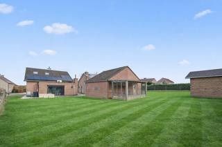 Ruime gezinswoning met mooie tuin en aparte garage in hartje Tielt-Winge.In het centrum van Tielt-Winge vindt u deze verrassend ruime, deels...