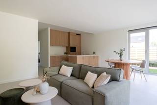 Welkom in Residentie De Grote Laak - Een warme thuis in het hart van Testelt
In het charmante Testelt vind je De Grote Laak: een kleinschalige residentie van 18 prachtige, nieuwe assistentiewoningen te koop, gebouwd door familiebedrijf Dockx.
- Prachtige flats -
Ontworpen met oog voor licht, ruimte en aangenaam wonen. Deze instapklare woningen met 1 of 2 slaapkamers bieden 72 m² tot 124 m² aan wooncomfort. Ook buiten is het heerlijk vertoeven. De ruime, zonnige terrassen tot maar liefst 63 m² vormen een heerlijke verlenging van je woning en bieden alle ruimte om in alle rust van het buitenleven te genieten.
Wat De Grote Laak écht bijzonder maakt? Elke woning heeft een eigen privé-buiteningang. Geen lange gangen of het gevoel van een klassiek assistentiewoningencomplex, maar vooral extra privacy, vrijheid en het warme gevoel van écht thuiskomen.
- Tarieven assistentiewoning -
Een stijlvolle nieuwbouwwoning met 1 slaapkamer is beschikbaar vanaf € 275.494 excl. kosten. Voor een woning met 2 slaapkamers starten de prijzen vanaf € 334.871 excl. kosten.
Inbegrepen in de vaste diensten:
- Oproepsysteem met permanentie van Z-Plus
- Organisatie van crisis- en overbruggingszorg door Z-plus
- Begeleiding door woonassistent
- Organisatie van supplementaire zorg en diensten
- Gebruik van gemeenschappelijke ruimtes
- Videoparlofoon
Er is ook een mogelijkheid tot het kopen van een ondergrondse parking en/of berging.
- Zorg en welzijn -
De woonassistent fungeert als vast aanspreekpunt. Hij verwelkomt jou en maakt je wegwijs in het gebouw. Een vertrouwd gezicht dat vaak ter plaatse aanwezig zal zijn en steeds bereikbaar is voor vragen en bezorgdheden.
Voor de professionele ondersteuning vonden we in Z-Plus de ideale partner die dezelfde visie deelt. Zij bemannen dag en nacht de noodcentrale met een gespecialiseerd team. Zo is hulp nooit ver weg wanneer je die nodig hebt.
De ruime assistentiewoningen hebben alle wooncomfort voor actieve senioren en zijn onmiddellijk beschikbaar.
- Locatie: Rinusveld 2-16 te Testelt
- Centrale rustige ligging
- Oppervlaktes van 72m² tot 124m²
- Ruime terrassen (gemiddeld 30m²)
- Erkend door Agentschap Zorg&Gezondheid
- 12% BTW + vrijstelling OV voor 10 jaar
- Startprijzen excl. kosten vanaf €275.000,-
Hebben wij je interesse gewekt? Neem dan snel contact met ons op!
jolien@dockx.com
+32 14 37 75 73