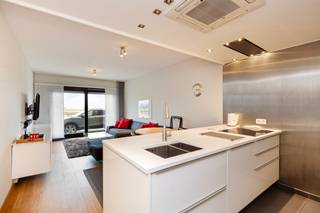 <span><strong>Gelijkvloers appartement aan de dijk. </strong><br /><br /><strong>Indeling: </strong><br />Het appartement is <strong>volledig ingericht </strong>met vast meubilair. De leefruimte op eiken parket beschikt over o.a. hangkasten, TV, LED verlichting,...</span><br /><span>De <strong>volledig geïnstalleerde keuken</strong> is voorzien van een koelkast, vriezer, kookplaat, dampkap met afstandsbediening, combi-oven, koffieapparaat, wijnkoeler en een vaatwasser. <br /></span>Achteraan, de ingerichte slaapkamer met ingemaakte kleerkasten en dubbel bed. <br /><br /><strong>Bijzonderheden: </strong><br />Volledig <strong>gemeubeld</strong>;<br />EPC Label C;<br /><strong>Warmtepomp;</strong><br />Maandelijkse kosten: Beheer, onderhoud/verbruik algemene delen + provisie water; <br />Kelderberging aanwezig.<br /><br /><strong>Ligging: </strong><br />Rustig gelegen vlak tegenover de <strong>Baai van Heist</strong>.
