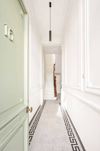<p>Dans une rue calme et agréable, au cœur du très prisé quartier de Zurenborg, se trouve cette magnifique maison de maître rénovée, où le charme authentique se marie harmonieusement au confort contemporain.</p>
<p>Dès l’entrée, vous êtes accueilli par un rez-de-chaussée chaleureux composé de trois pièces pleines de caractère qui, grâce à leur agencement ouvert, forment un ensemble agréable et polyvalent. La cuisine ouverte s’intègre parfaitement aux espaces de vie et constitue véritablement le cœur de la maison. Depuis le séjour, vous accédez également à un agréable espace extérieur compact, idéal pour savourer un café au calme ou prendre l’apéritif en plein air.</p>
<p>Les étages abritent trois chambres, une salle de bains soignée ainsi qu’un espace fitness séparé, qui peut naturellement être aménagé en salle de loisirs, bureau ou espace polyvalent selon vos envies.</p>
<p>La maison a été rénovée avec le plus grand soin, tout en préservant son caractère authentique. Les hauts plafonds, les éléments de charme et l’atmosphère chaleureuse confèrent à la propriété une personnalité unique, tandis que les équipements contemporains garantissent un confort de vie optimal.</p>
<p>La situation constitue sans aucun doute un atout supplémentaire : vous profitez d’un cadre de vie paisible au sein d’un quartier convivial et animé, à quelques pas des petites places typiques, des commerces, des restaurants, des cafés et de l’effervescence urbaine de Zurenborg.</p>
<p>Une charmante maison de ville pleine de caractère, d’espace et d’atmosphère — un véritable bijou dans l’un des quartiers les plus prisés d’Anvers.</p>
